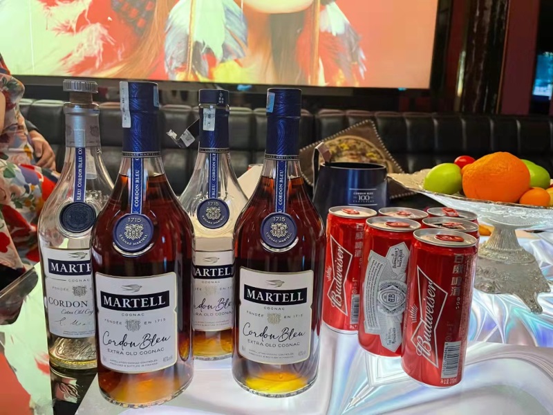 芜湖高端会所诚聘佳丽，生意火爆报销路费，